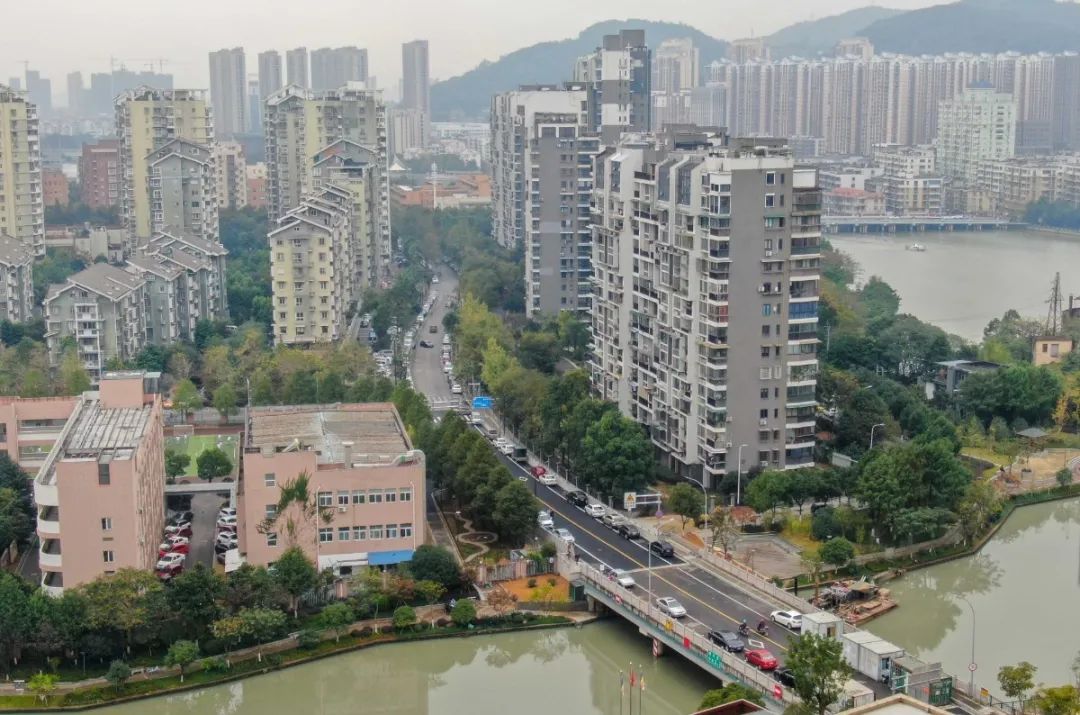 近日,位于鹿城区南郊街道的眺舟桥路道路整治工程完工通车