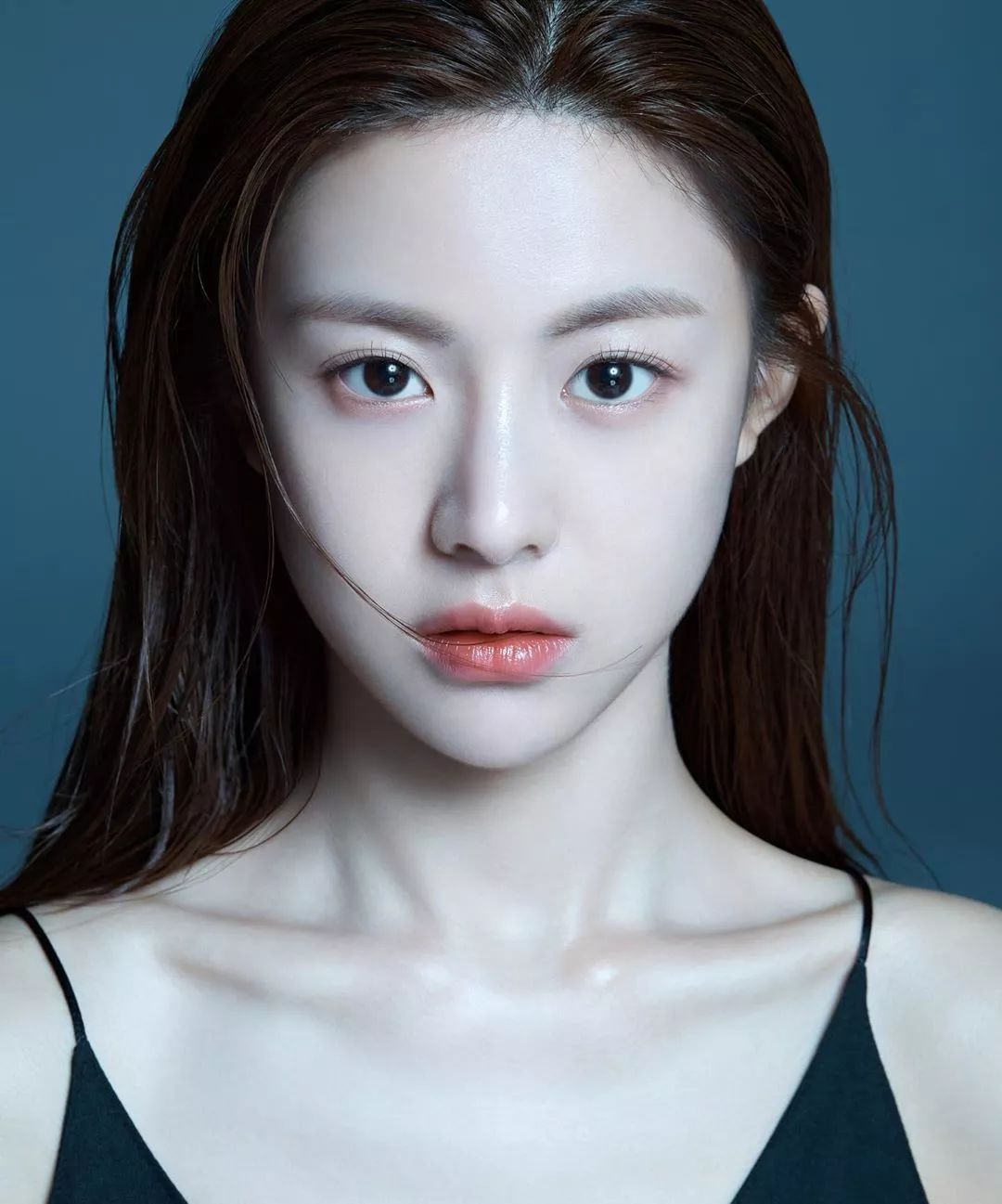 没有网红肿胀脸,没有棱角分明高级脸,可是「肌底饱满,表层水嫩」,满满