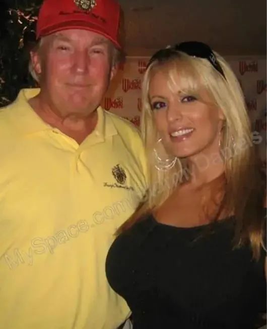 亲信惊天爆料:他真的玩黄金浴,出轨,还通俄!